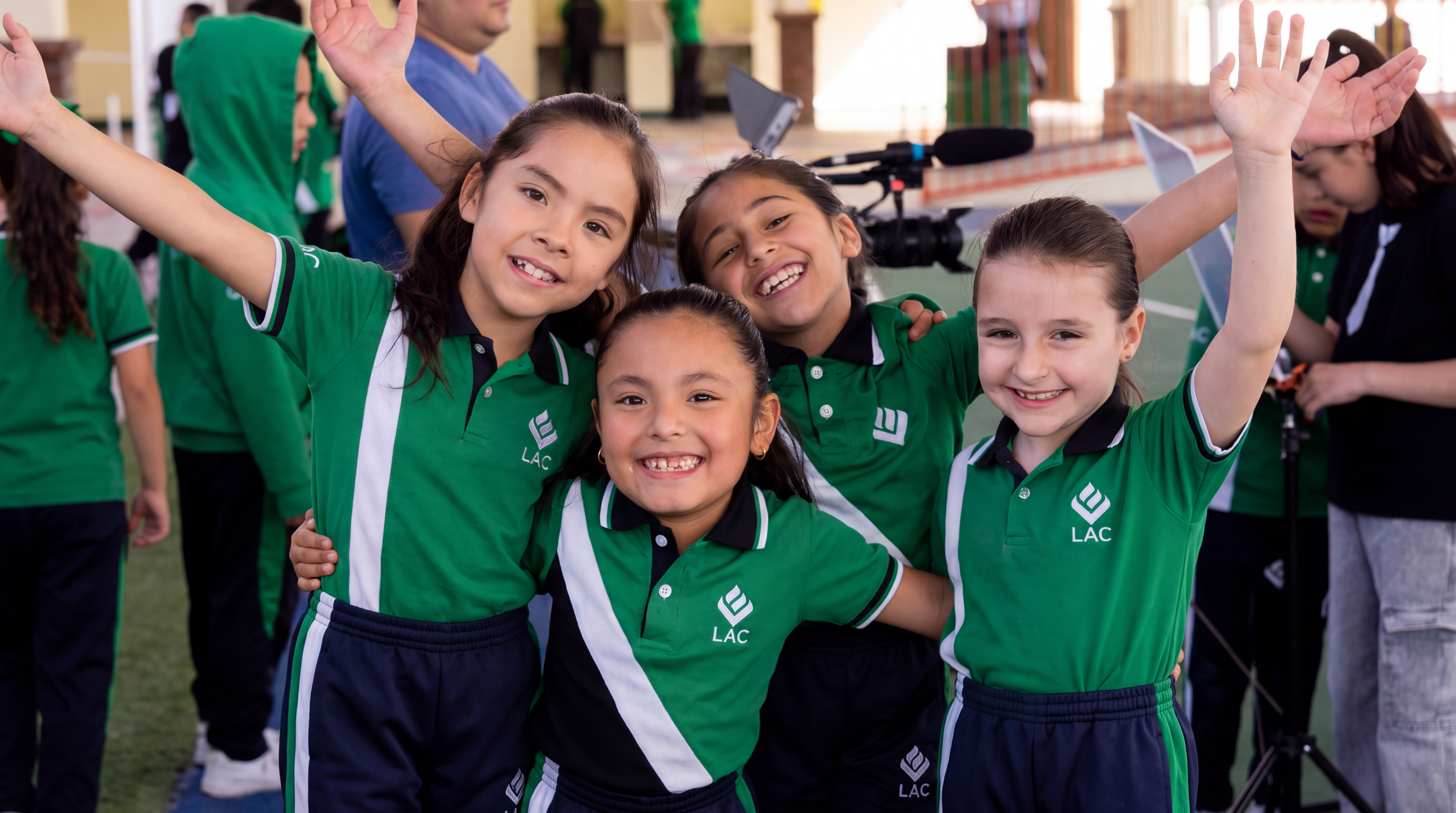Comunidad estudiantil del LAC compartiendo una actividad en el campus