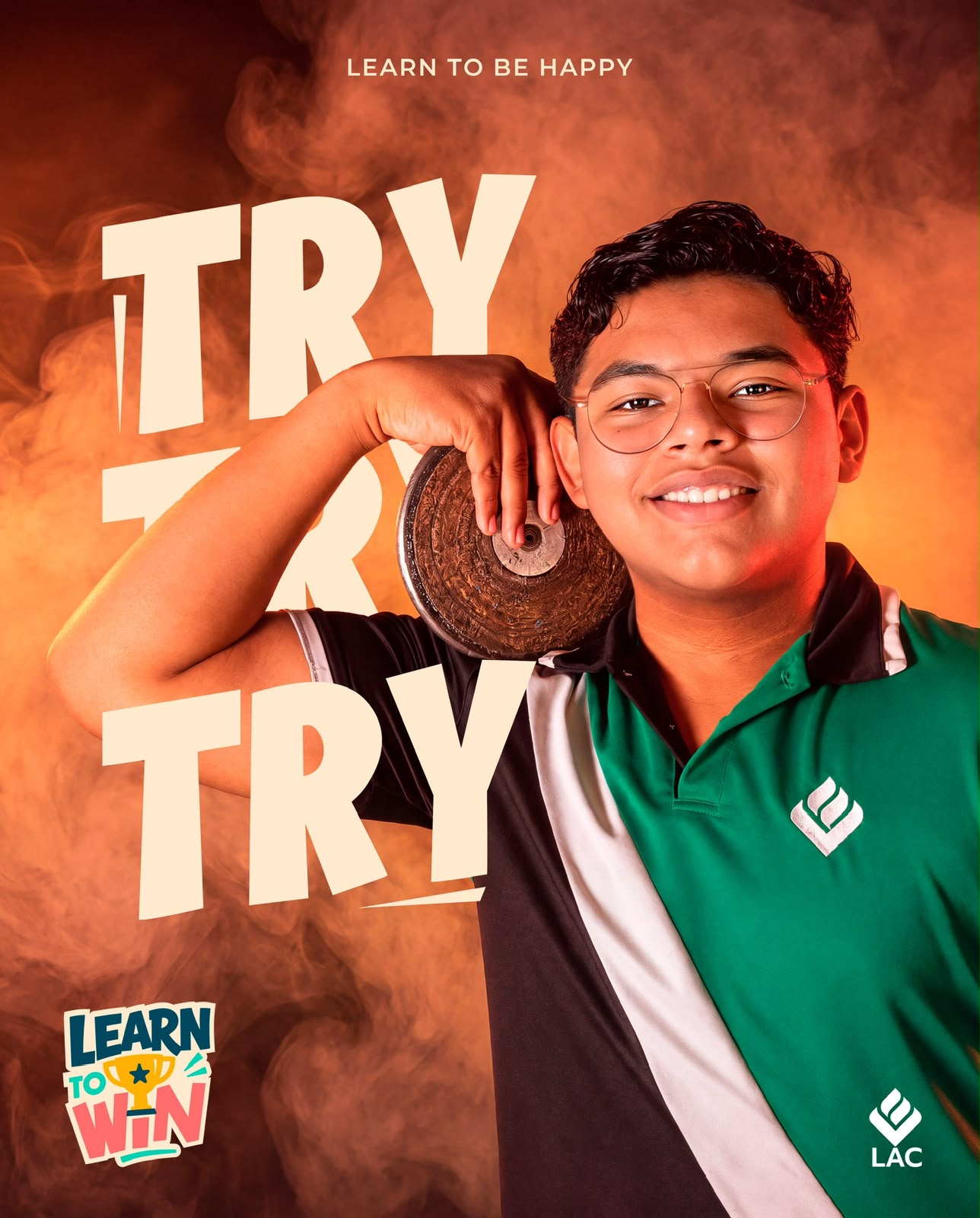 Estudiante LAC con disco de lanzamiento en la campaña Learn to Win